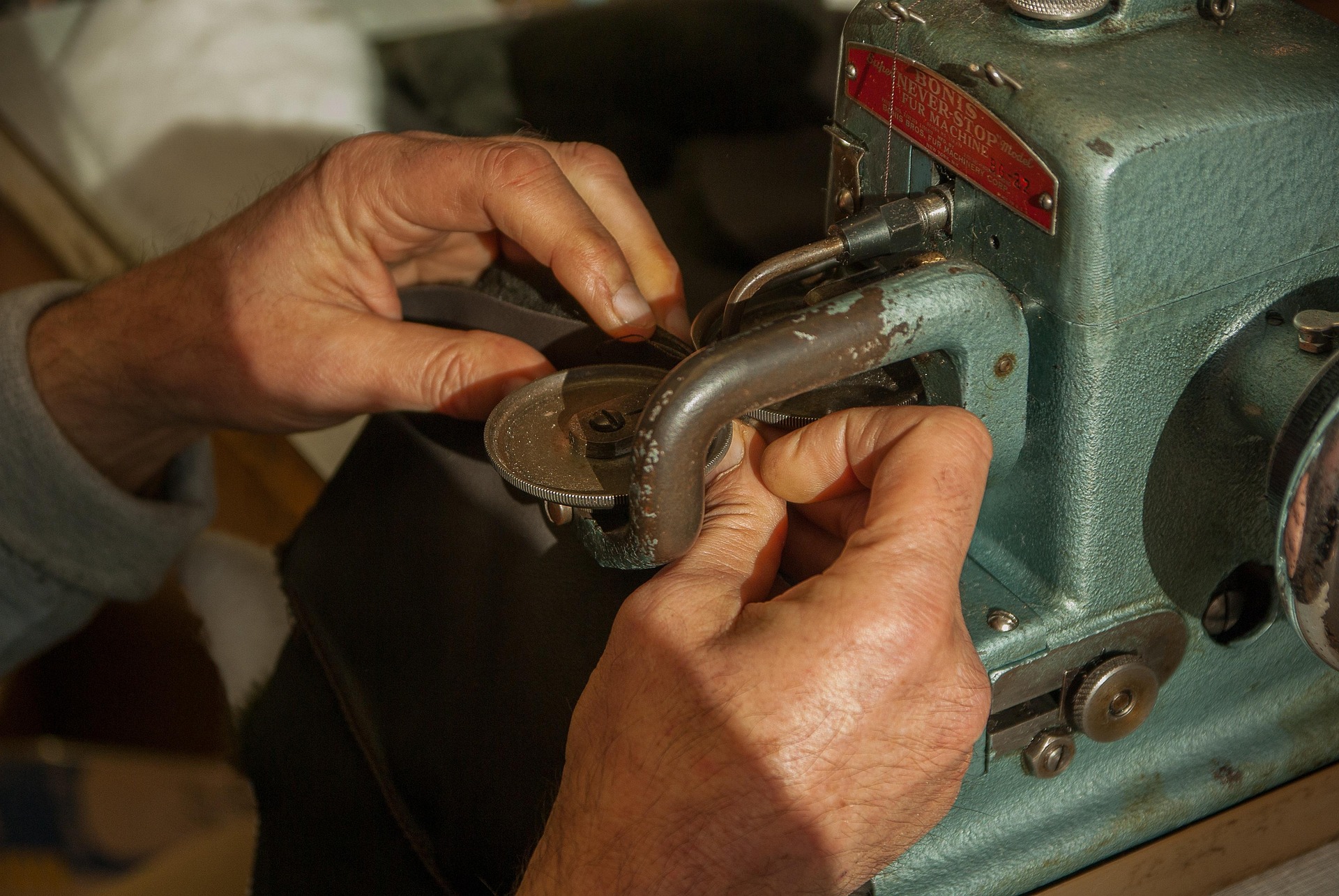 Artesano trabajando cuero con precisión manual