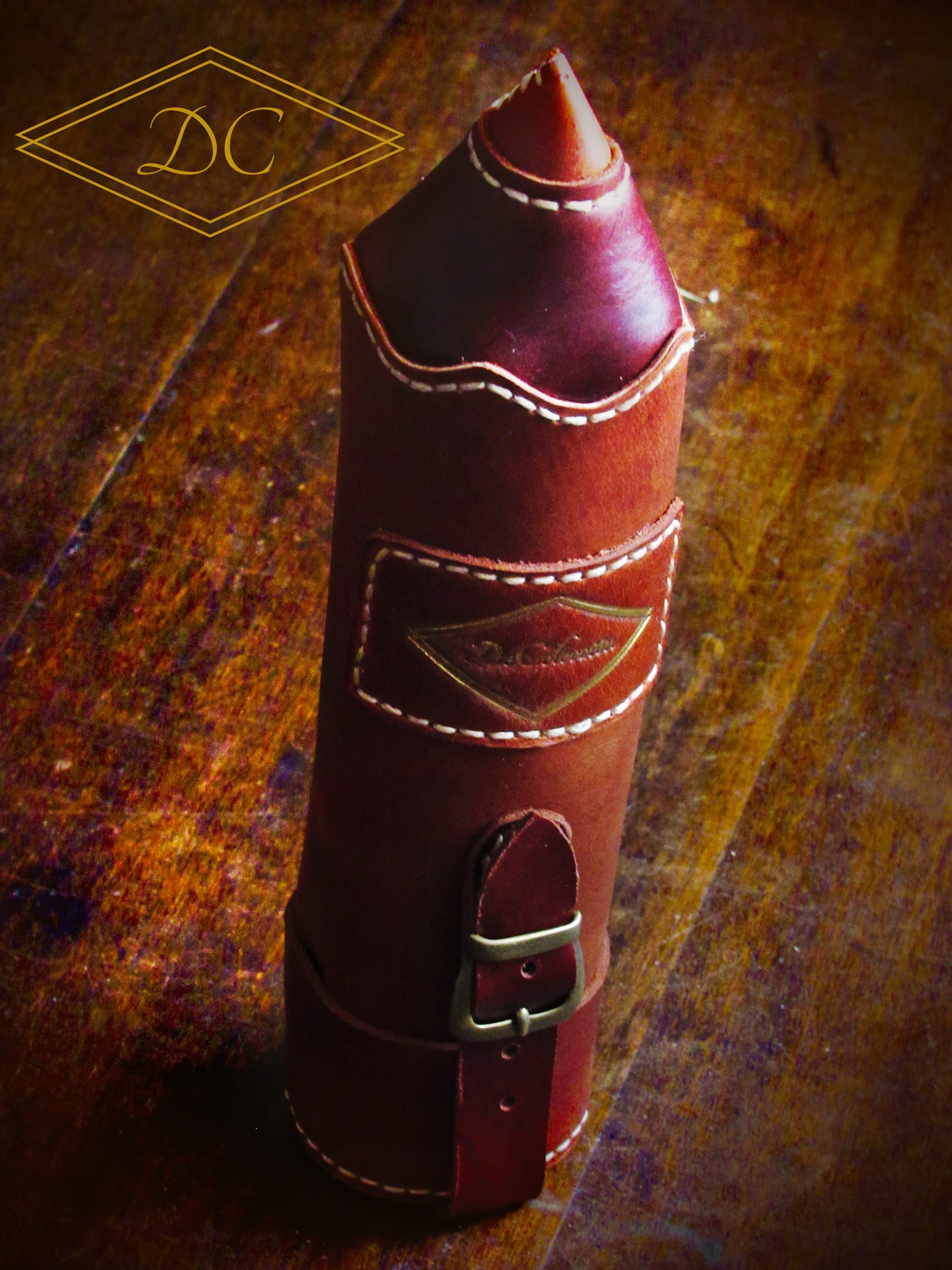 cartuchera de cuero con forma de lapiz