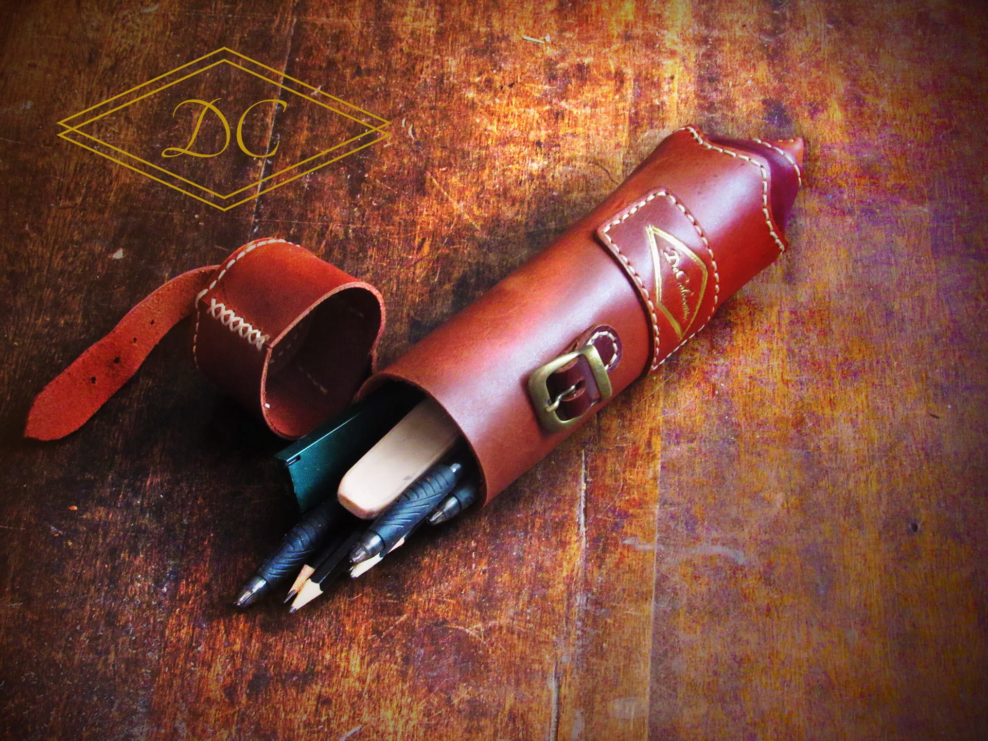 ✨ Cartuchera en Cuero Forma de Lápiz Gigante – Hecha a Mano con Cierre de Hebilla - Image 3